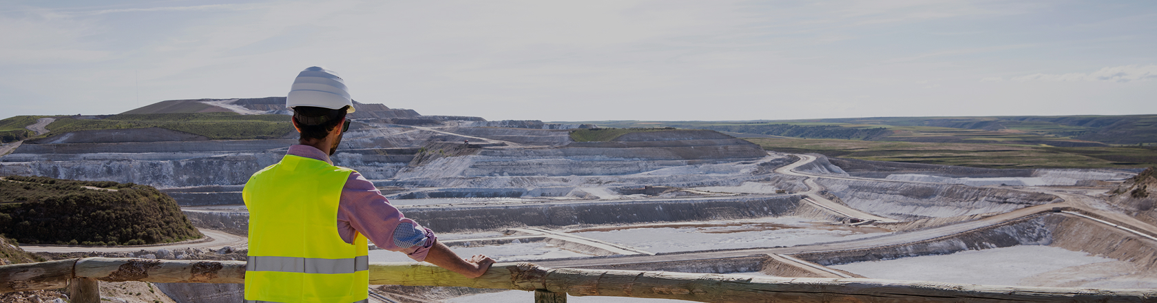 Un travailleur de Crimidesa parlant au téléphone