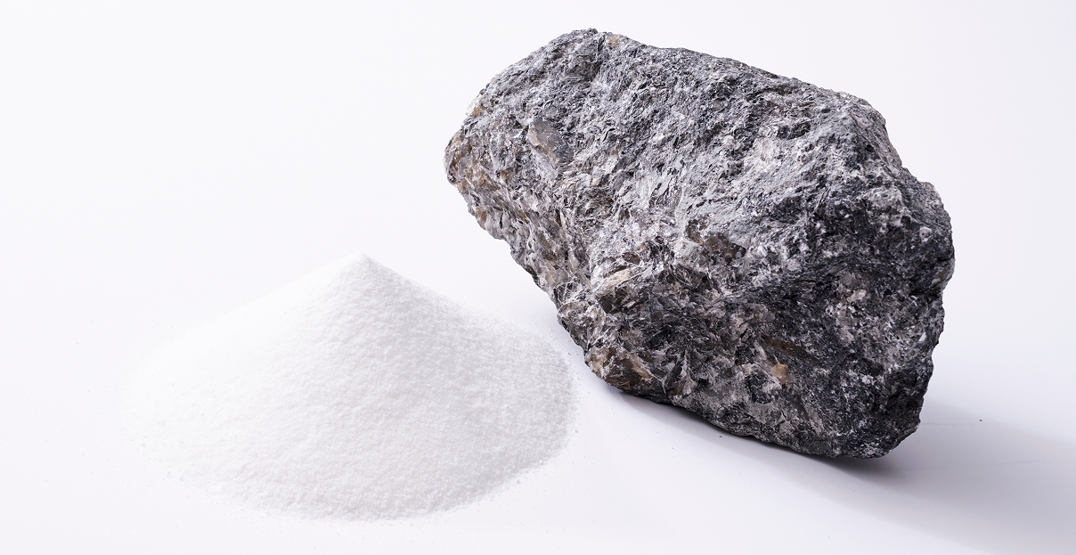 Une personne travaillant dans une mine, portant un gilet jaune et un casque blanc